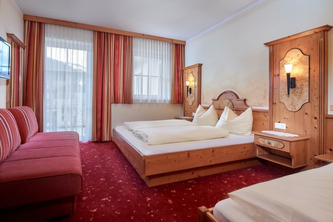 Schlafzimmer mit Doppelbett, Einzelbett und Couch