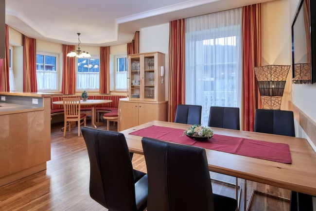 Esstisch, Essecke und große Küche im Appartement A - Villa Sunshine in Flachau