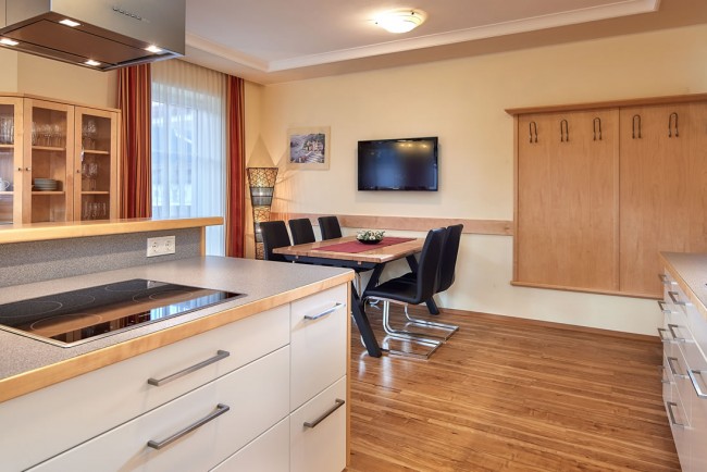 Große Küche mit Kochinsel und Esstisch