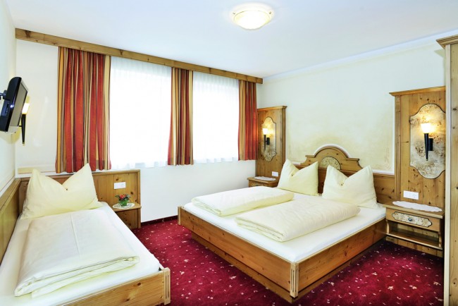 Dreibettzimmer mit Vollholzmöbeln