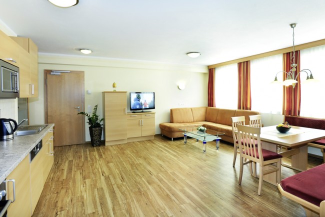 Große Wohnküche mit Essecke, Couch und TV