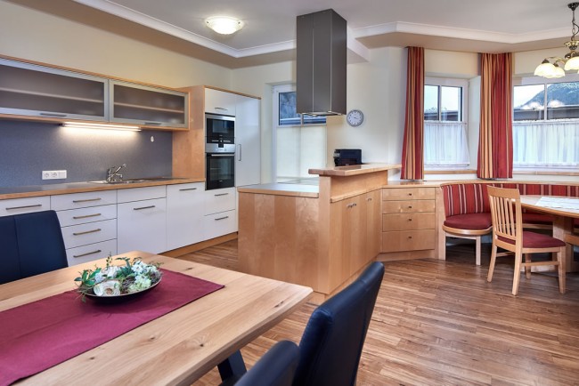 Große Küche mit Essecke und Esstisch im Appartement C - Villa Sunshine in Flachau