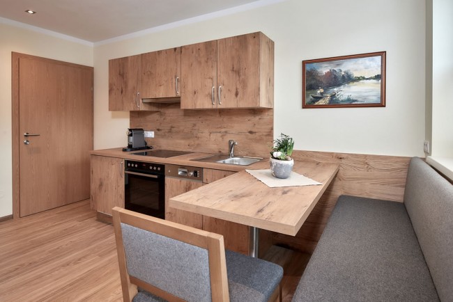 Küchenzeile mit Esstisch im Appartement D - Villa Sunshine Flachau