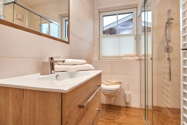  Badezimmer mit Dusche im Appartement E - Villa Sunshine Flachau