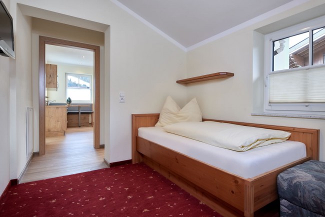 Einzelbett im Durchgangszimmer im Appartement E - Villa Sunshine in Flachau