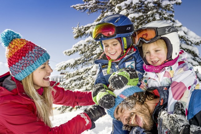 Familie beim Skifahren in Flachau © Flachau Tourismus