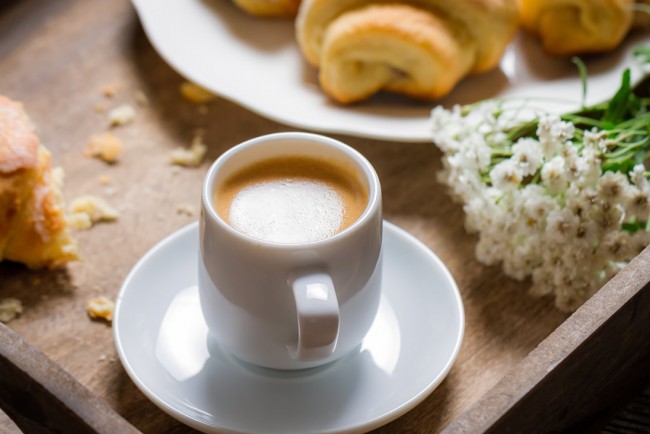 Kaffee mit Frühstück © Shutterstock