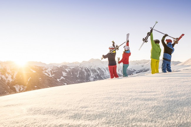 Skifahrer blicken über die Bergwelt in Flachau © Flachau Tourismus