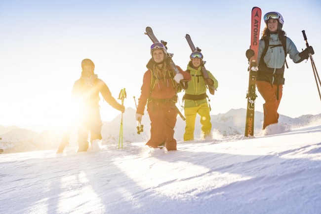 Skifahrer gehen über die Piste in Flachau © Flachau Tourismus